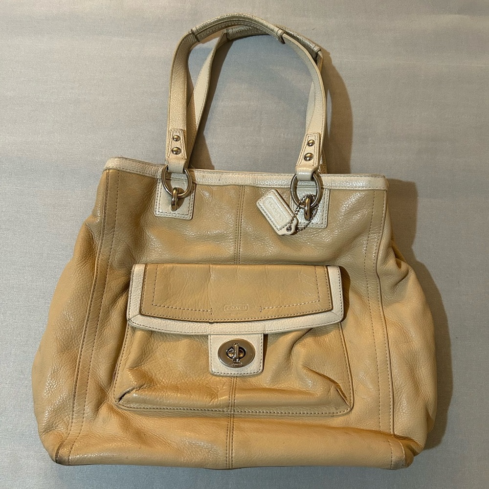 Coach Shoulder Purse Beige Size Medium 100% Leather Light Beige